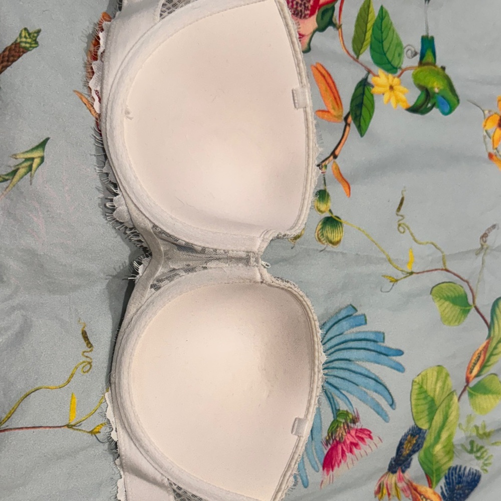 Victoria's Secret White Lace Bra - Picture 2 of 6